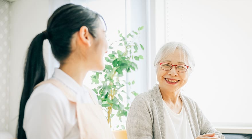 スタッフが手渡しする安否確認の様子